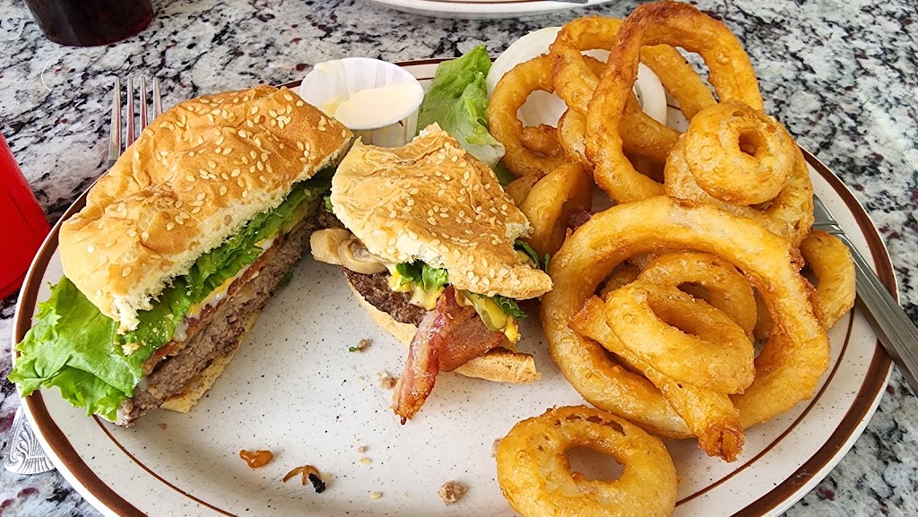 Great lakes family restaurant | restaurant | 9435 W Lake City Rd, Houghton Lake, MI 48629, USA | 9892024061 OR +1 989-202-4061