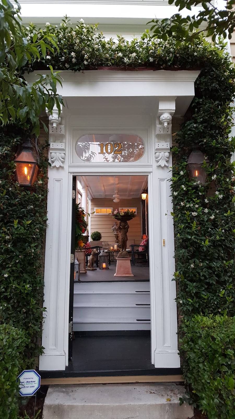 Poogans Porch | restaurant | 72 Queen St, Charleston, SC 29401, USA | 8435772337 OR +1 843-577-2337