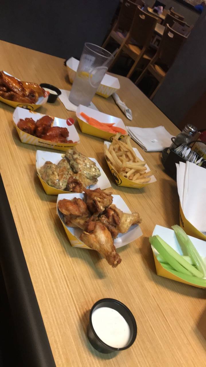 Buffalo Wild Wings | meal takeaway | 44833 Mound Rd, Sterling Heights, MI 48314, USA | 5869972999 OR +1 586-997-2999