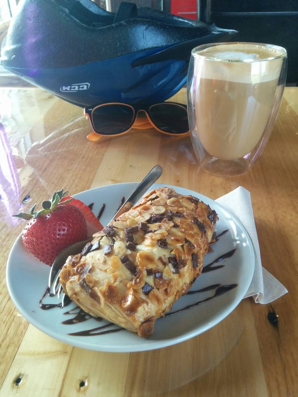 Café LAccroche Pied | meal takeaway | 334 QC-138 Local 150, Saint-Augustin-de-Desmaures, QC G3A 1G8, Canada | 4189081880 OR +1 418-908-1880