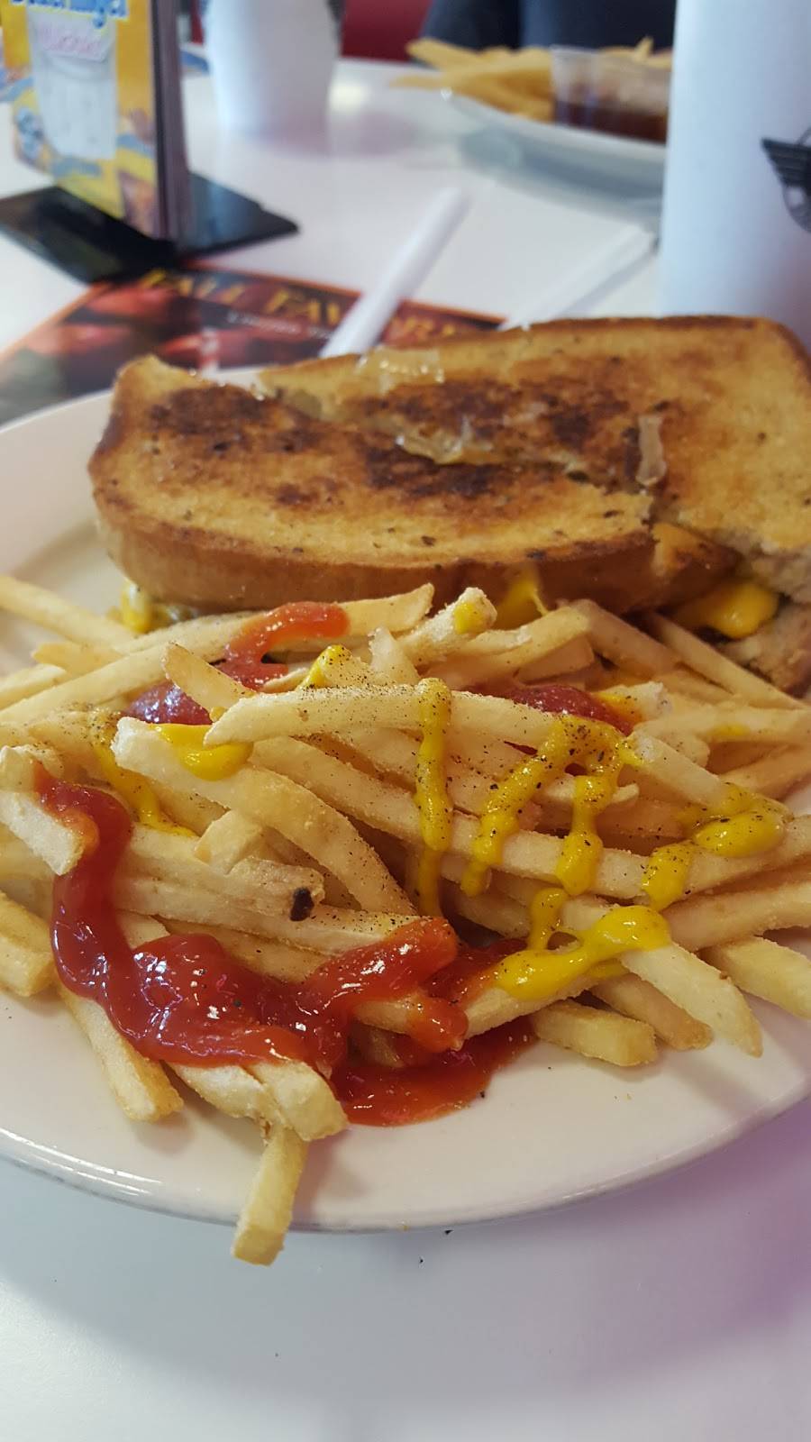 Steak n Shake | restaurant | 2100 N Richmond Rd, McHenry, IL 60050, USA | 8157599885 OR +1 815-759-9885