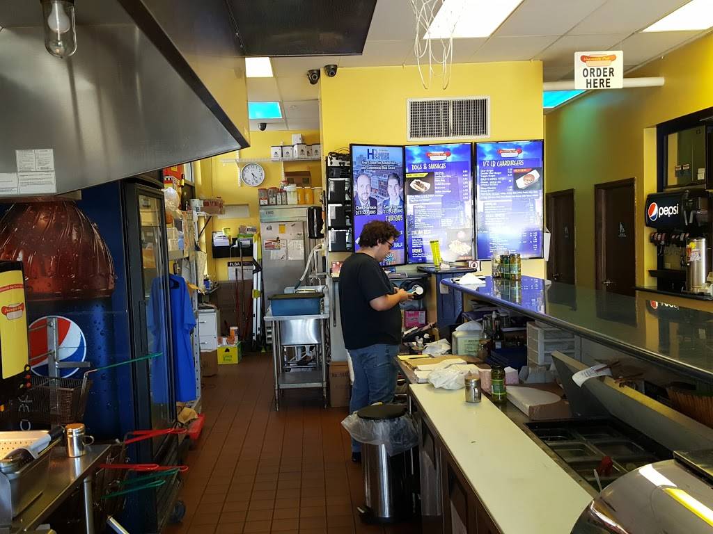 University Dogs | restaurant | 1105 W Wood St, Decatur, IL 62522, USA | 2174222288 OR +1 217-422-2288