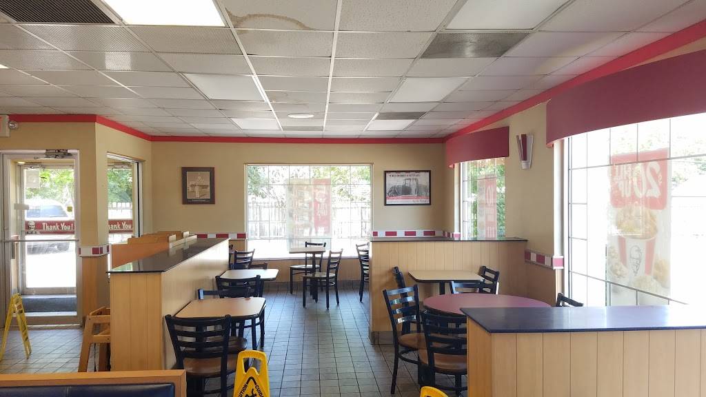 KFC | restaurant | 3035 South 11th St, Rockford, IL 61109, USA | 8153993613 OR +1 815-399-3613