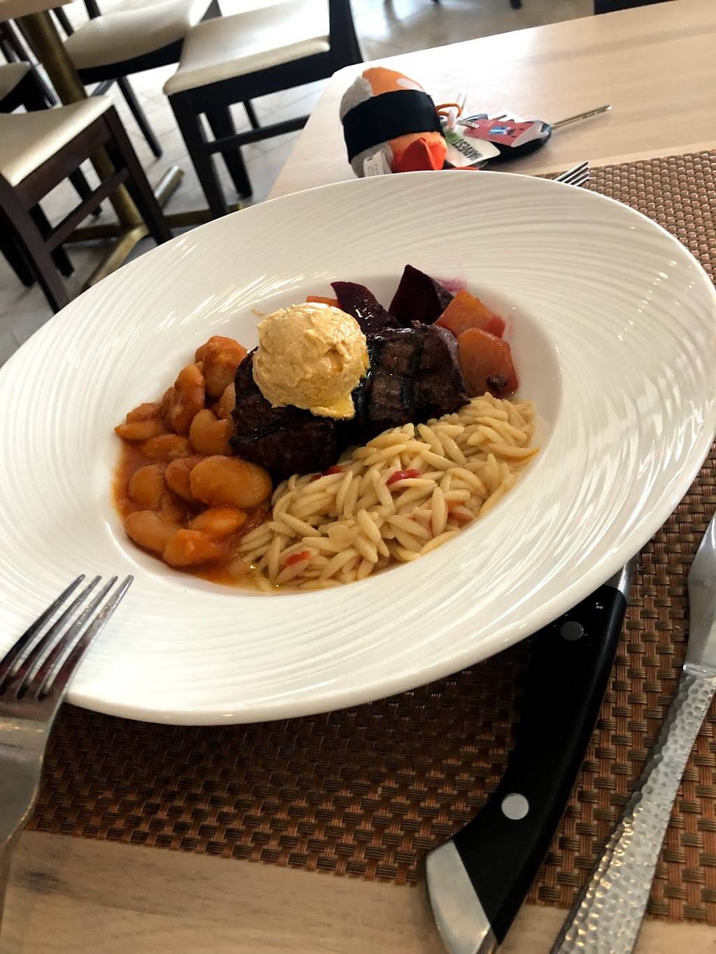 Meze Mediterraneo | restaurant | 680 Mall Dr, Schaumburg, IL 60173, USA | 8475986393 OR +1 847-598-6393