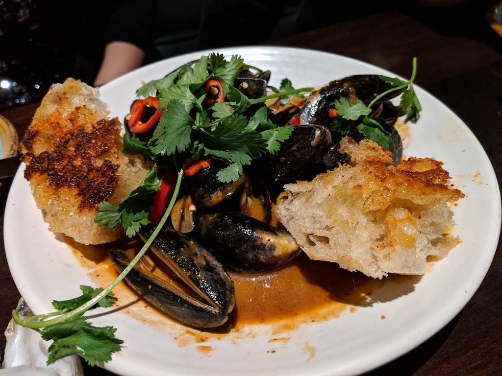 Octo Fishbar | restaurant | 289 5th St E, St Paul, MN 55101, USA | 6512023409 OR +1 651-202-3409