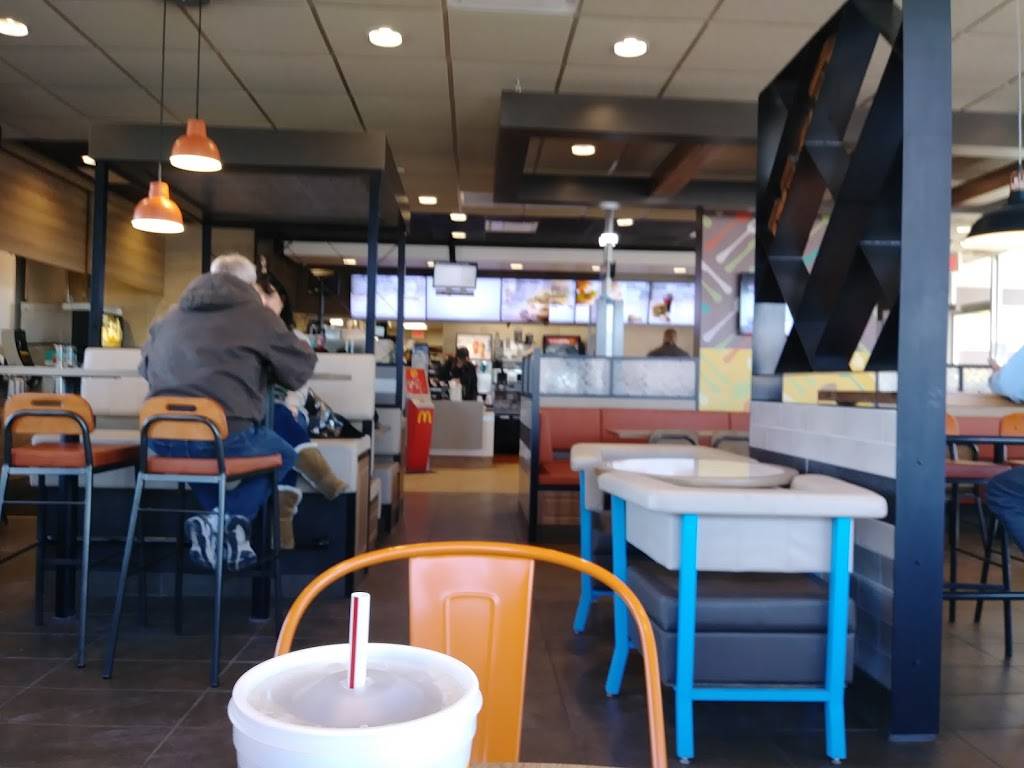 McDonalds | cafe | 2 Plaza Dr, Bethalto, IL 62010, USA | 6183772216 OR +1 618-377-2216