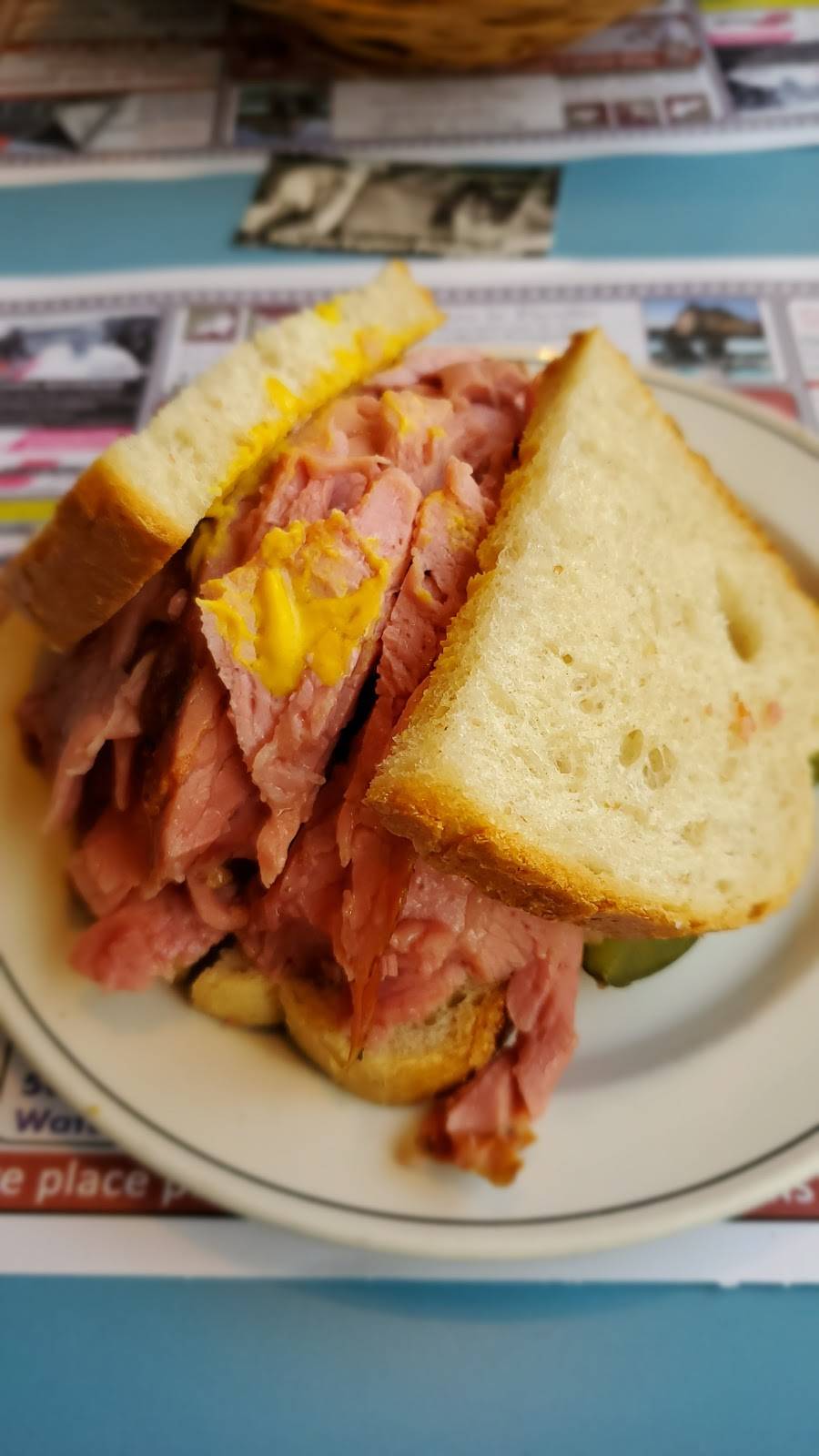 Delicatessen Place Granby | restaurant | 302 Rue Principale, Granby, QC J2G 2W4, Canada | 4503783768 OR +1 450-378-3768