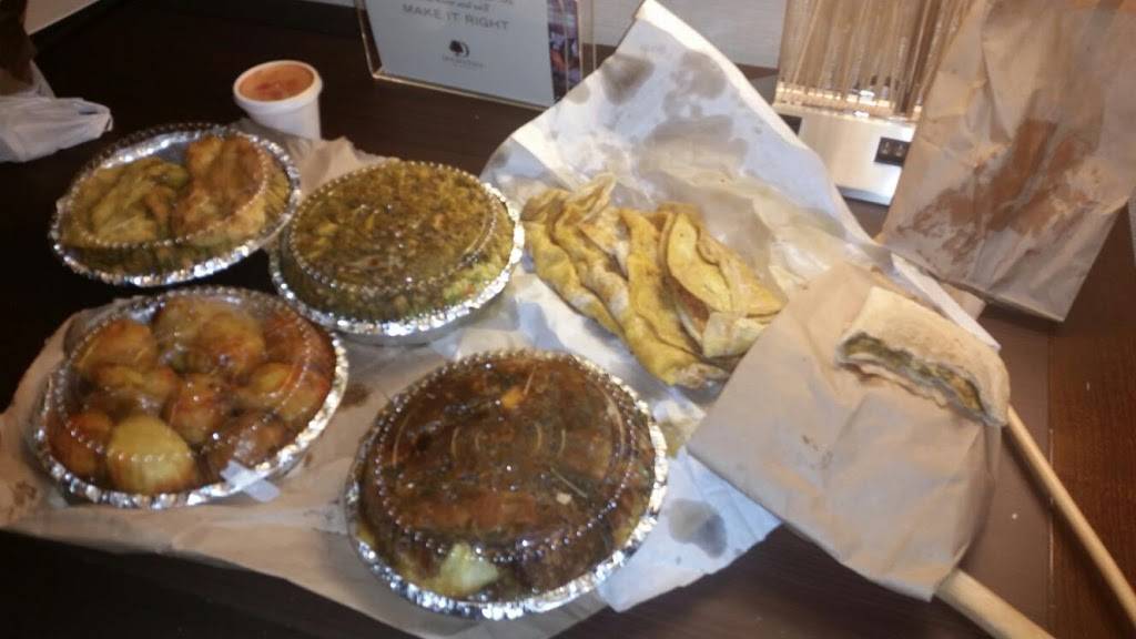 Singhs Roti Shop | restaurant | 692 Columbia Rd, Dorchester, MA 02125, USA | 6172827977 OR +1 617-282-7977