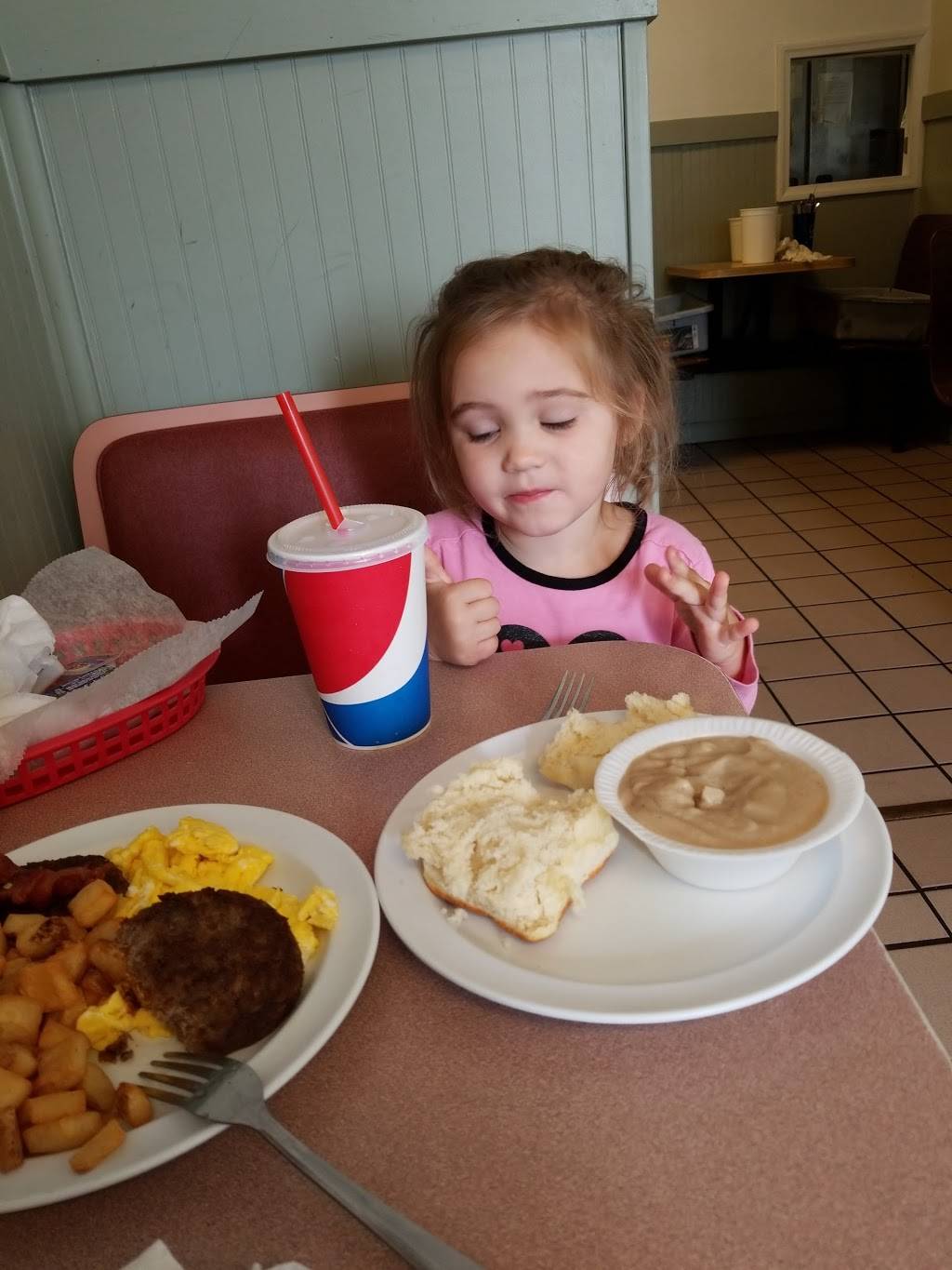 Janets Park & Eat | restaurant | Riverview Ave, Logan, WV 25601, USA | 3047526996 OR +1 304-752-6996