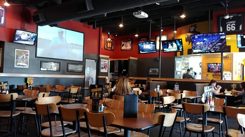 Buffalo Wild Wings | meal takeaway | 2020 Edgewood Rd SW, Cedar Rapids, IA 52404, USA | 3193906995 OR +1 319-390-6995