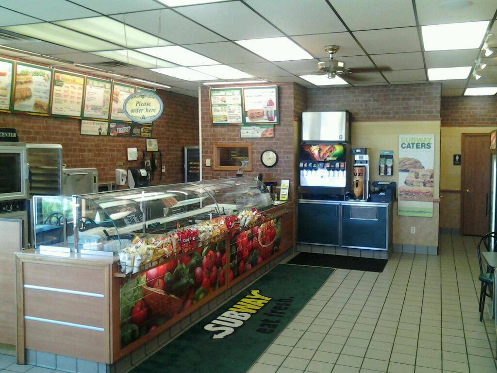 Subway | restaurant | 5301 Alpine Ave NW, Comstock Park, MI 49321, USA | 6166470407 OR +1 616-647-0407
