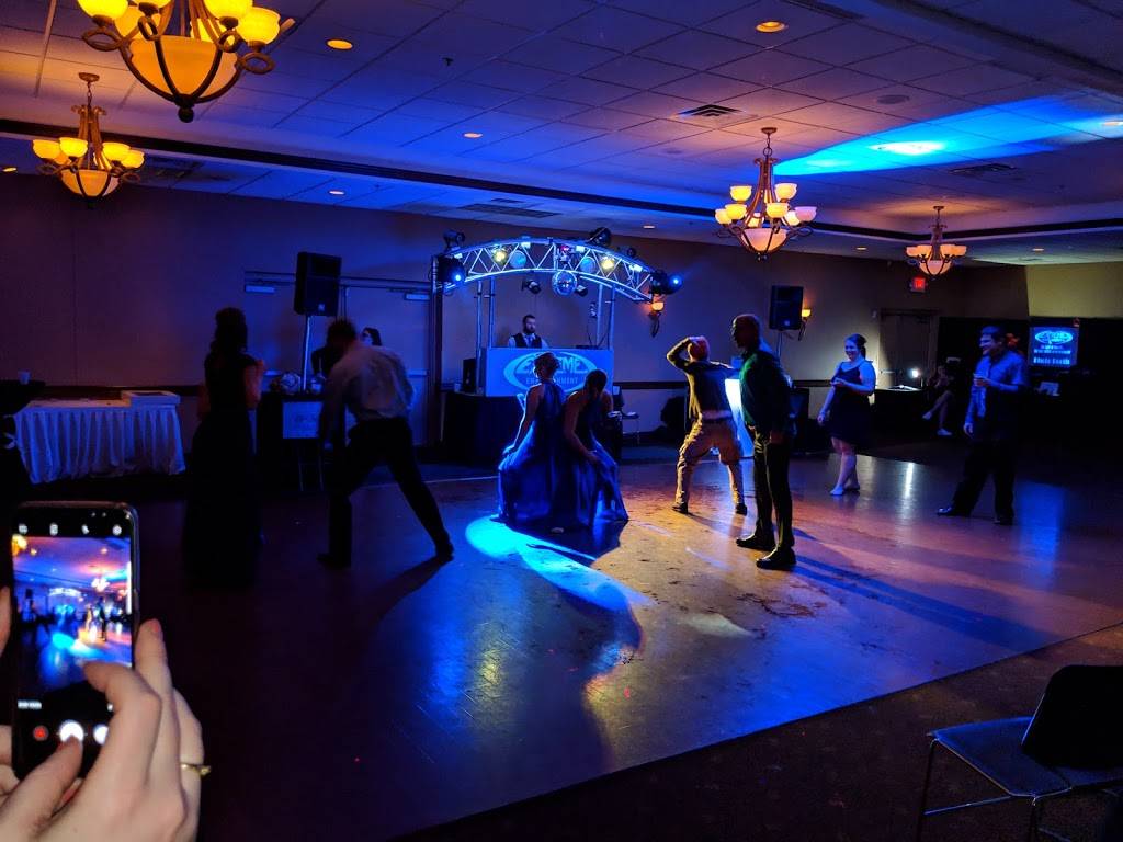 Swan Club in De Pere Wisconsin | restaurant | 875 Heritage Rd, De Pere, WI 54115, USA | 9203361531 OR +1 920-336-1531