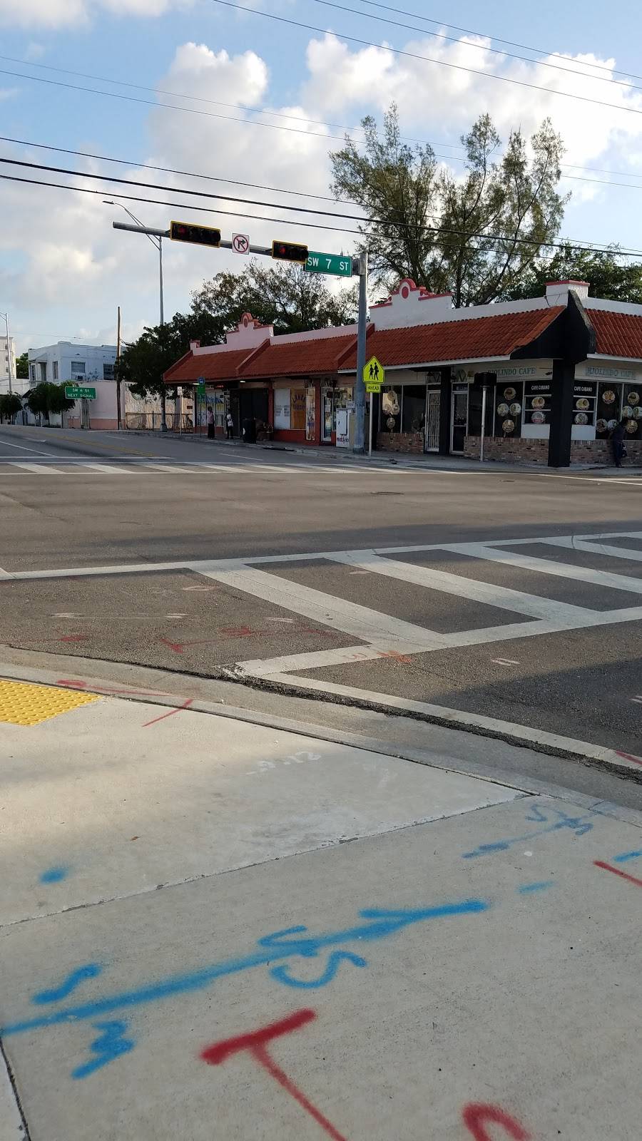 El Rio Lindo Café | restaurant | 641 SW 12th Ave, Miami, FL 33130, USA | 3058569934 OR +1 305-856-9934