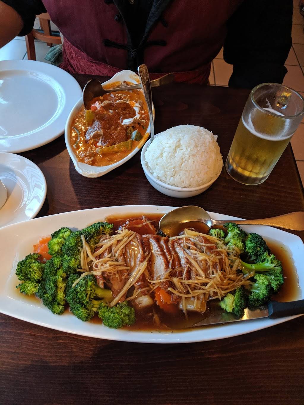 Royal Thai Bistro | restaurant | 2045 Mildred St W, Tacoma, WA 98466, USA | 2535649409 OR +1 253-564-9409