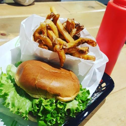 Busy Burger | restaurant | 1120 W Taylor St, Chicago, IL 60607, USA | 3122267760 OR +1 312-226-7760