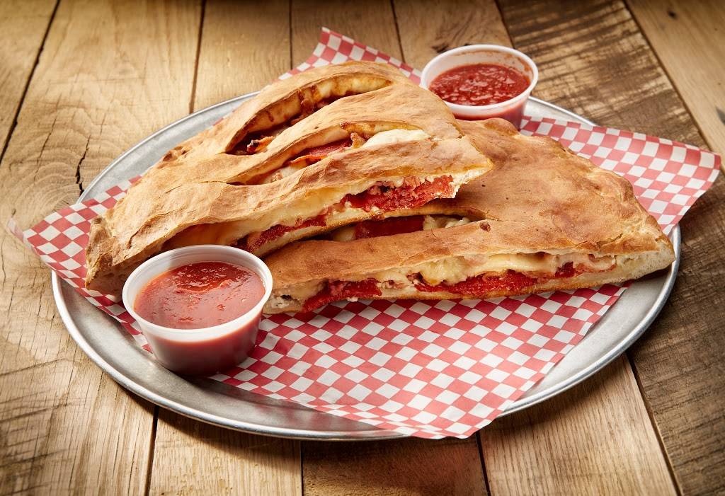 Famous Pizza | restaurant | 1 P T Barnum Square, Bethel, CT 06801, USA | 2037971550 OR +1 203-797-1550