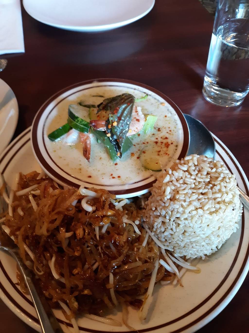 Supons Thai Kitchen | restaurant | 111 N Samish Way, Bellingham, WA 98225, USA | 3606764102 OR +1 360-676-4102