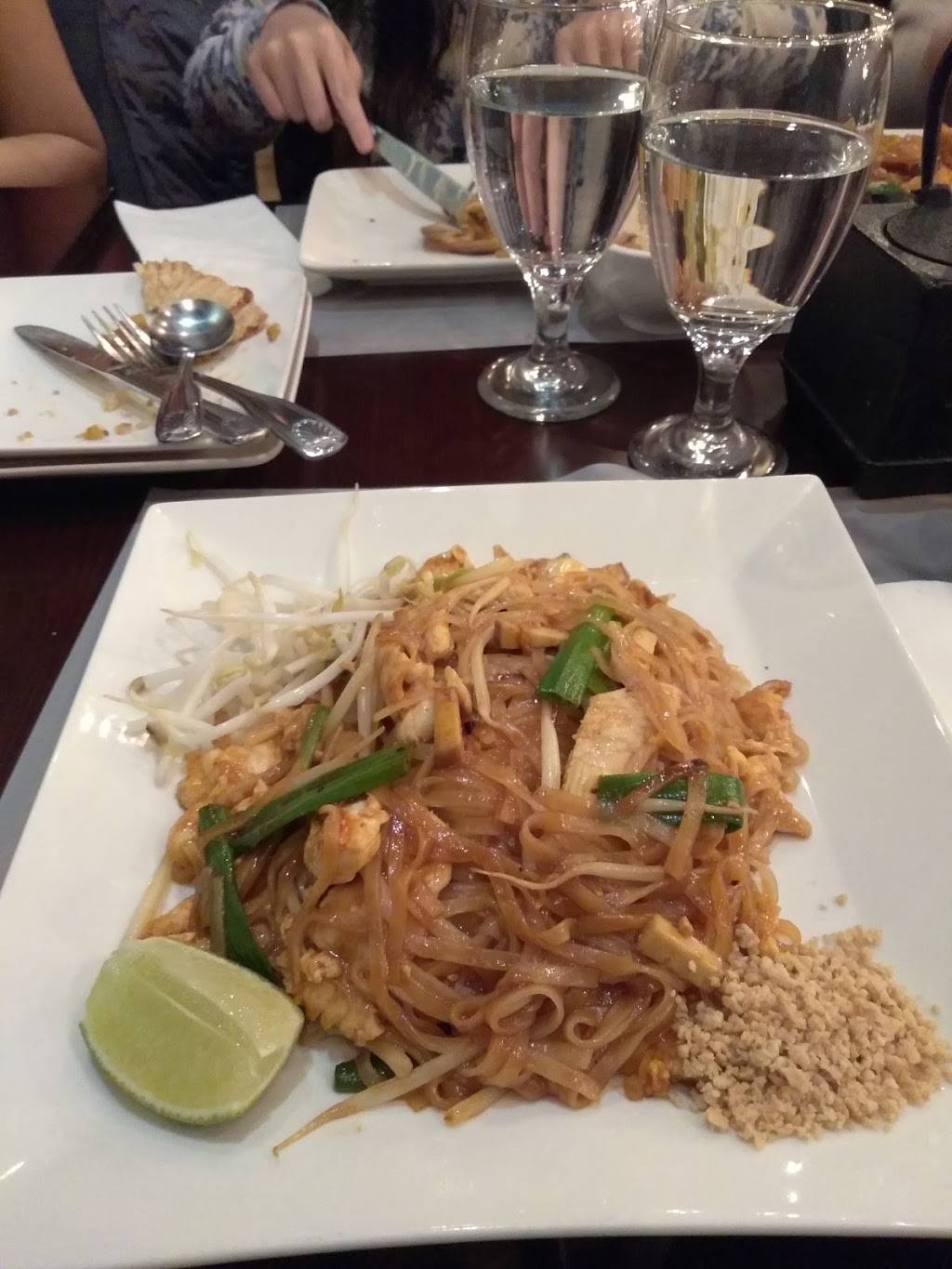 Phattra Thai Restaurant | restaurant | 426 Main St, Metuchen, NJ 08840, USA | 7325159333 OR +1 732-515-9333