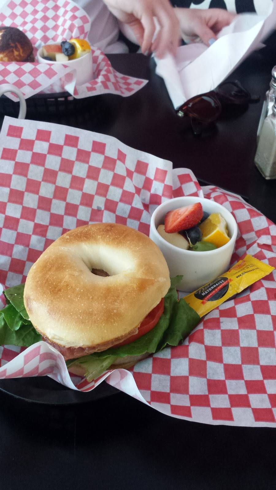 Codys On 4th | restaurant | 111 E 4th Ave, Mt Dora, FL 32757, USA | 3527358426 OR +1 352-735-8426