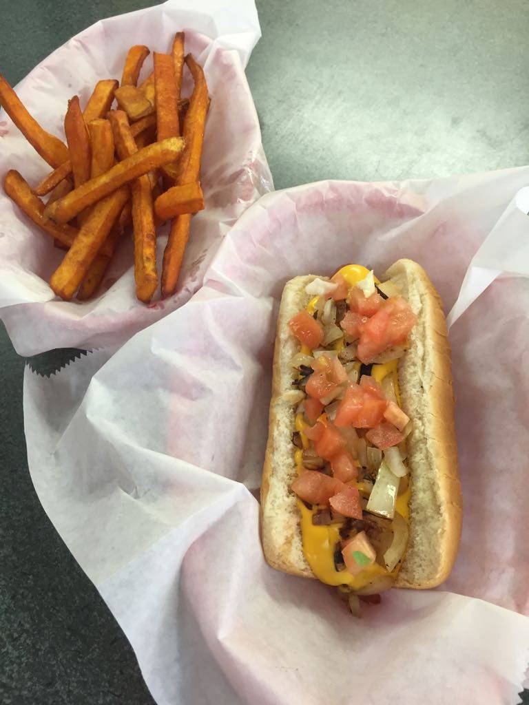 Hot Dog Hut | restaurant | 1439 3rd St S, Jacksonville Beach, FL 32250, USA | 9042473641 OR +1 904-247-3641