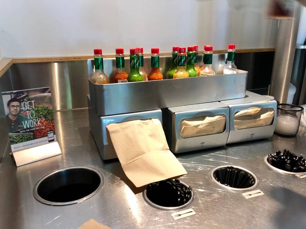 Chipotle Mexican Grill | restaurant | 2231 Crystal Dr Lbby 100, Arlington, VA 22202, USA | 7039208779 OR +1 703-920-8779