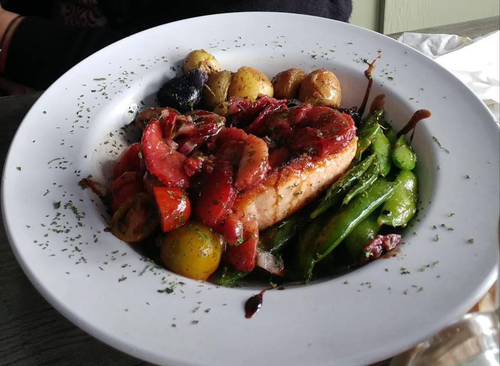 Quitos Restaurant | restaurant | 411 Thames St, Bristol, RI 02809, USA | 4012534500 OR +1 401-253-4500