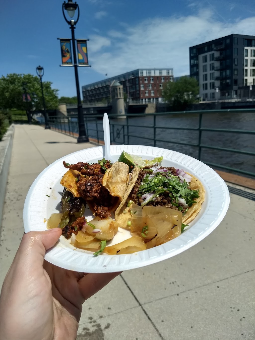 Lonchera El Tapatio Taco Truck | restaurant | 1575 Riverwalk, Milwaukee, WI 53212, USA | 4143239709 OR +1 414-323-9709