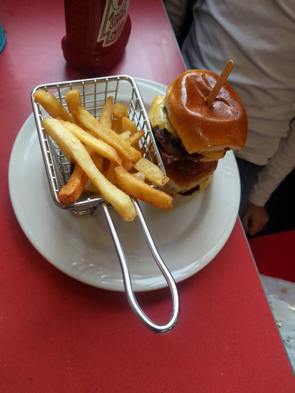 Friendlys | restaurant | 949 Old Country Rd, Riverhead, NY 11901, USA | 6317275139 OR +1 631-727-5139