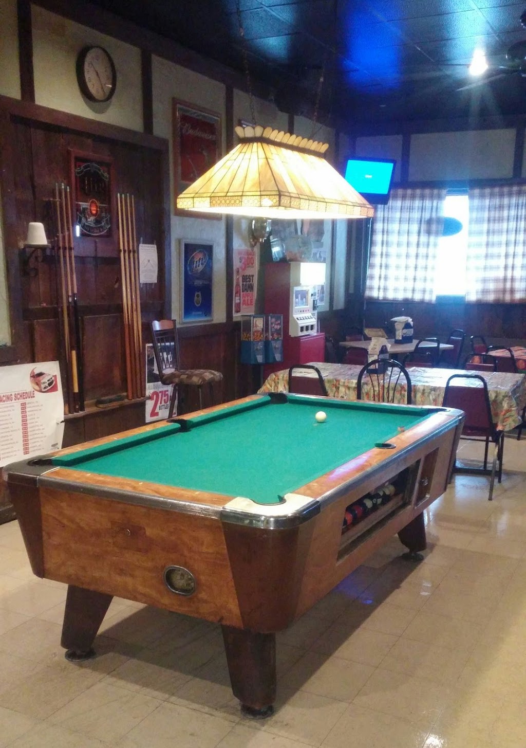 Kozy Korner Saloon | restaurant | 22991 W Main St, Armada, MI 48005, USA | 5867849015 OR +1 586-784-9015