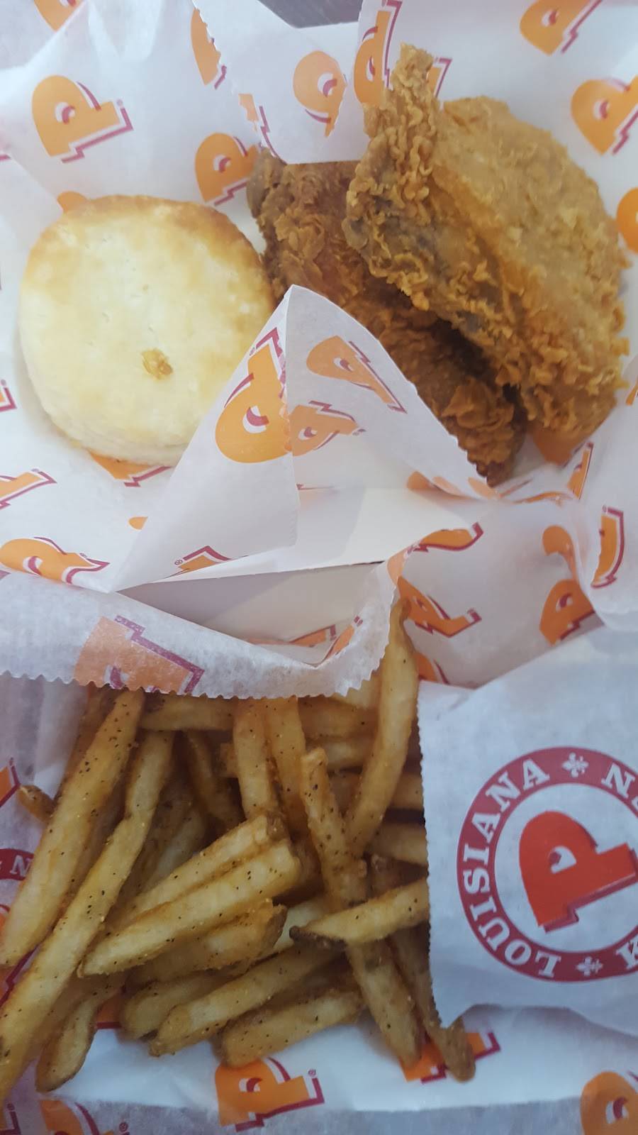 Popeyes Louisiana Kitchen | restaurant | 150 Park Lawn Rd b, Etobicoke, ON M8Y 0B6, Canada | 4162552550 OR +1 416-255-2550