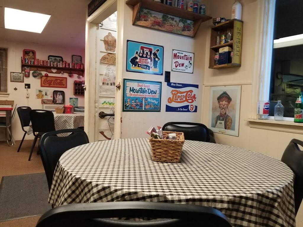 Hometown Pizza Shoppe | restaurant | 204 N Main St, Walton, IN 46994, USA | 5746262333 OR +1 574-626-2333