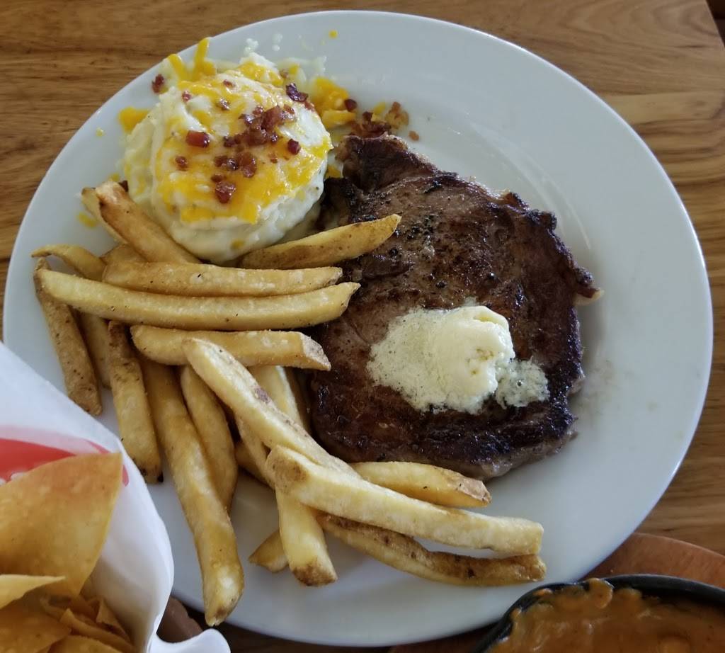 Chilis Grill & Bar | restaurant | 3220 NE Evangeline Throughway, Lafayette, LA 70507, USA | 3372668013 OR +1 337-266-8013