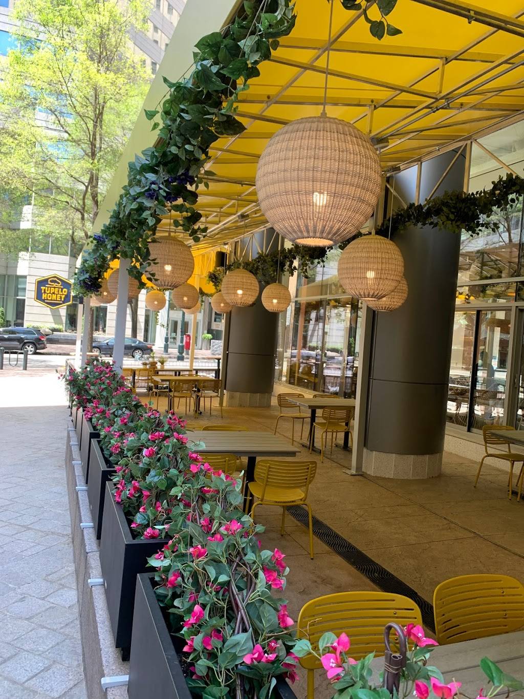 Tupelo Honey | restaurant | 101 S Tryon St Suite 130, Charlotte, NC 28280, USA | 9802707268 OR +1 980-270-7268