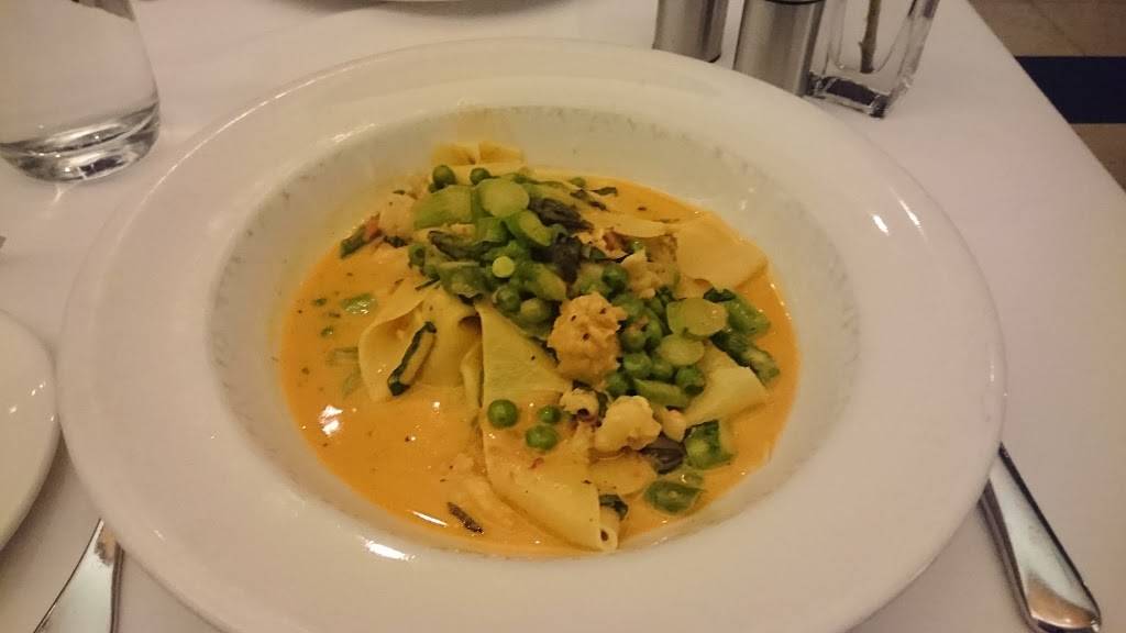 Freds Chicago | restaurant | 15 East W Oak St, Chicago, IL 60611, USA | 3125961111 OR +1 312-596-1111