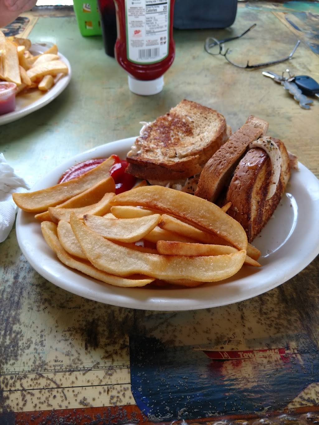 Shipwrecks Bar & Grill | restaurant | 45 Garden Cove Dr, Key Largo, FL 33037, USA | 3054533153 OR +1 305-453-3153