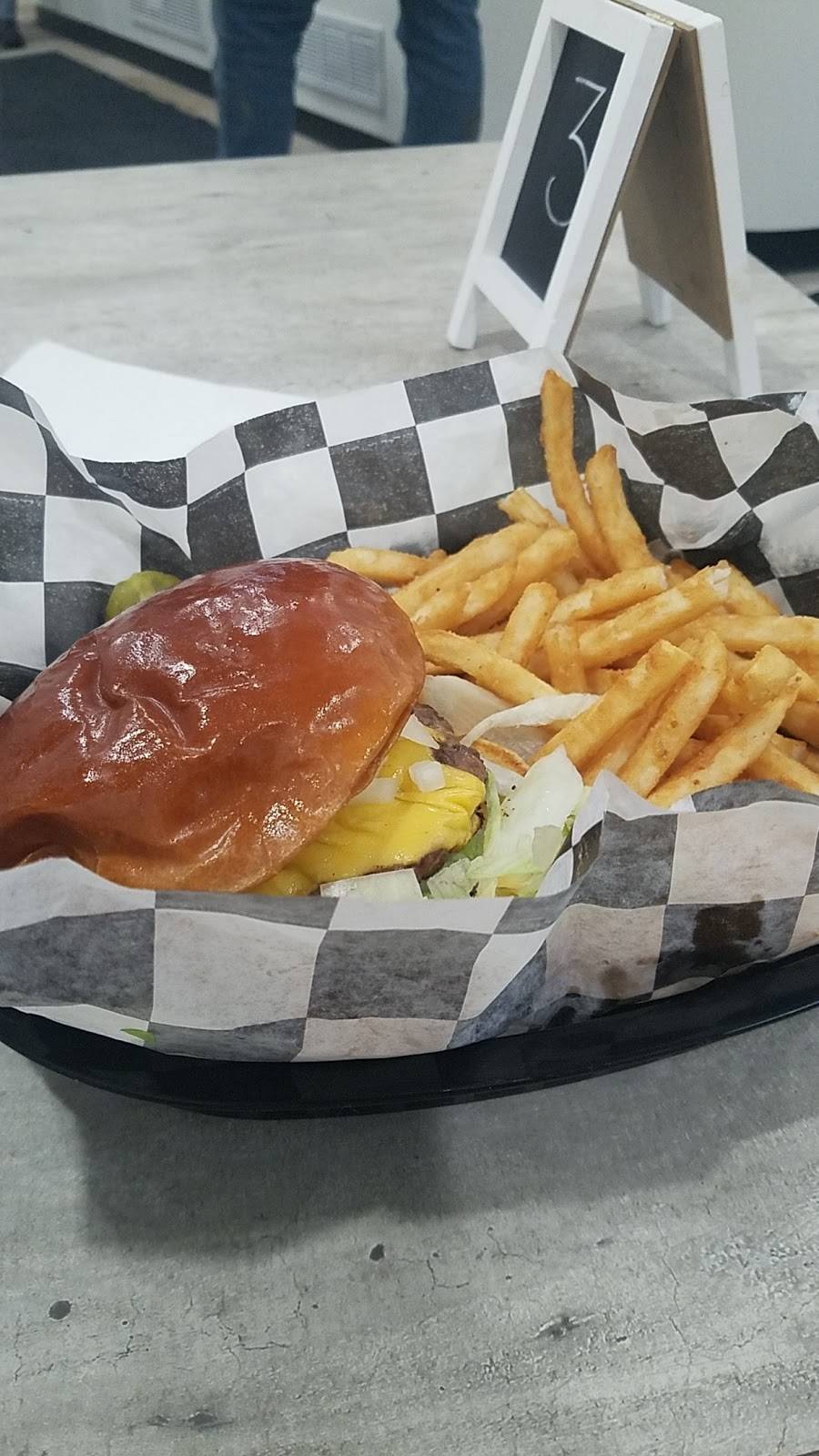 Oasis Drive Inn | restaurant | 331 W 6th St, St Charles, MN 55972, USA | 5079328777 OR +1 507-932-8777