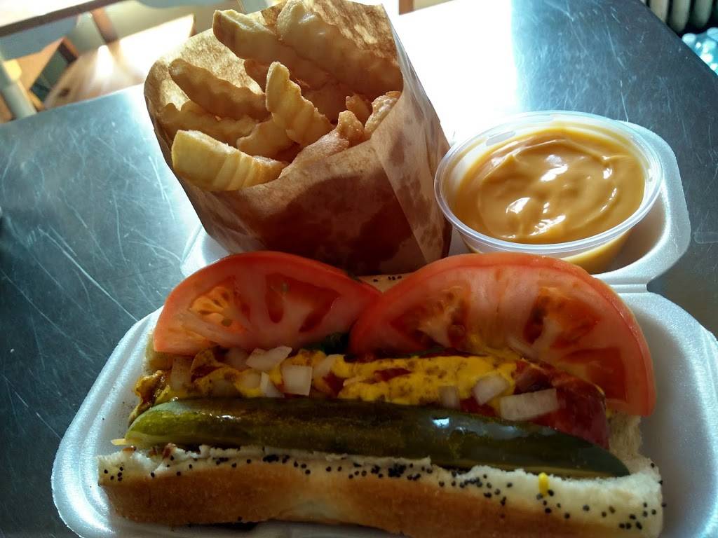 The Dog House | restaurant | 848 1st St, Lasalle, IL 61301, USA | 8157801333 OR +1 815-780-1333