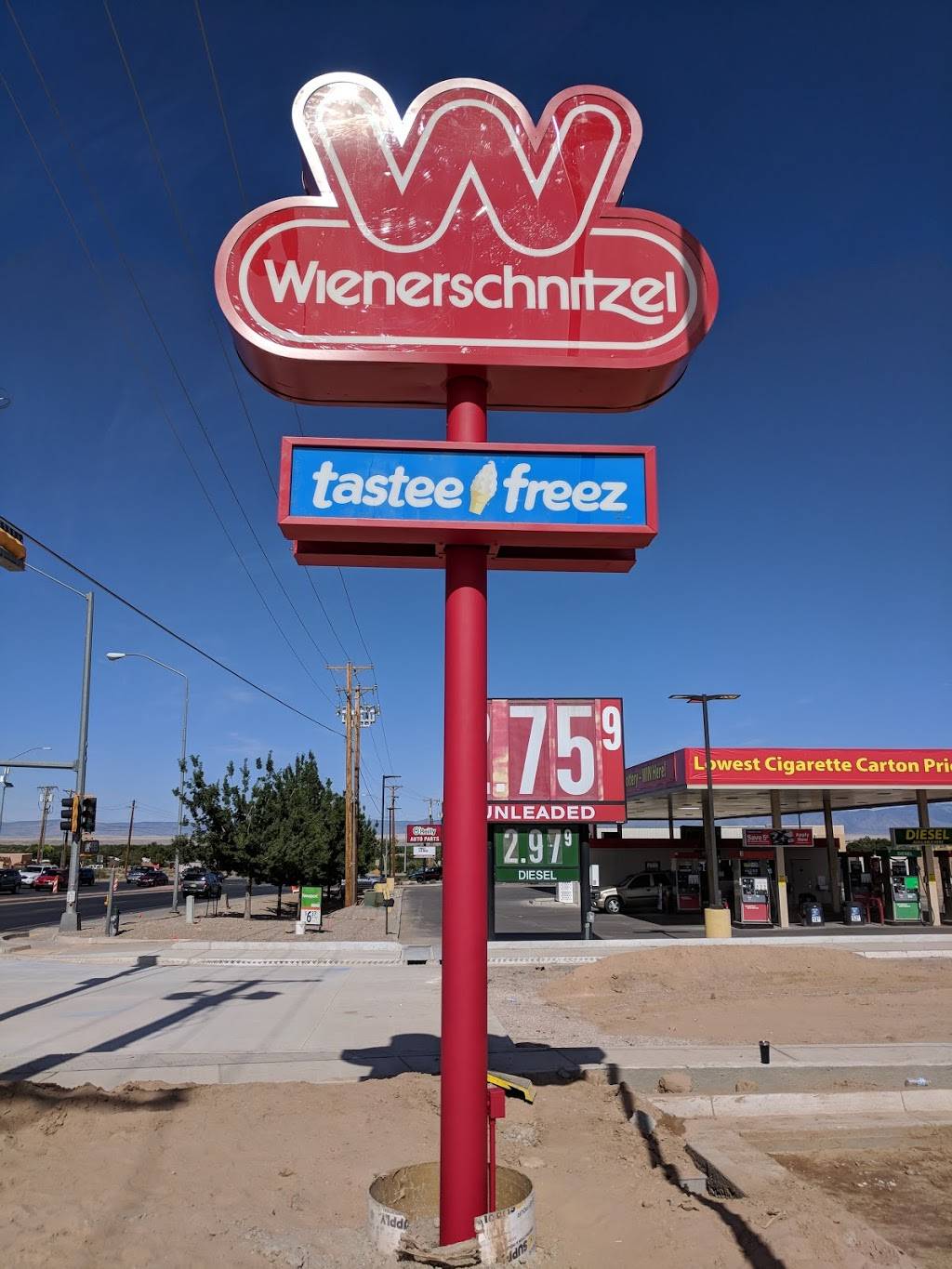 wienerschnitzel | restaurant | 1433 Main St SW, Los Lunas, NM 87031, USA | 5055652213 OR +1 505-565-2213