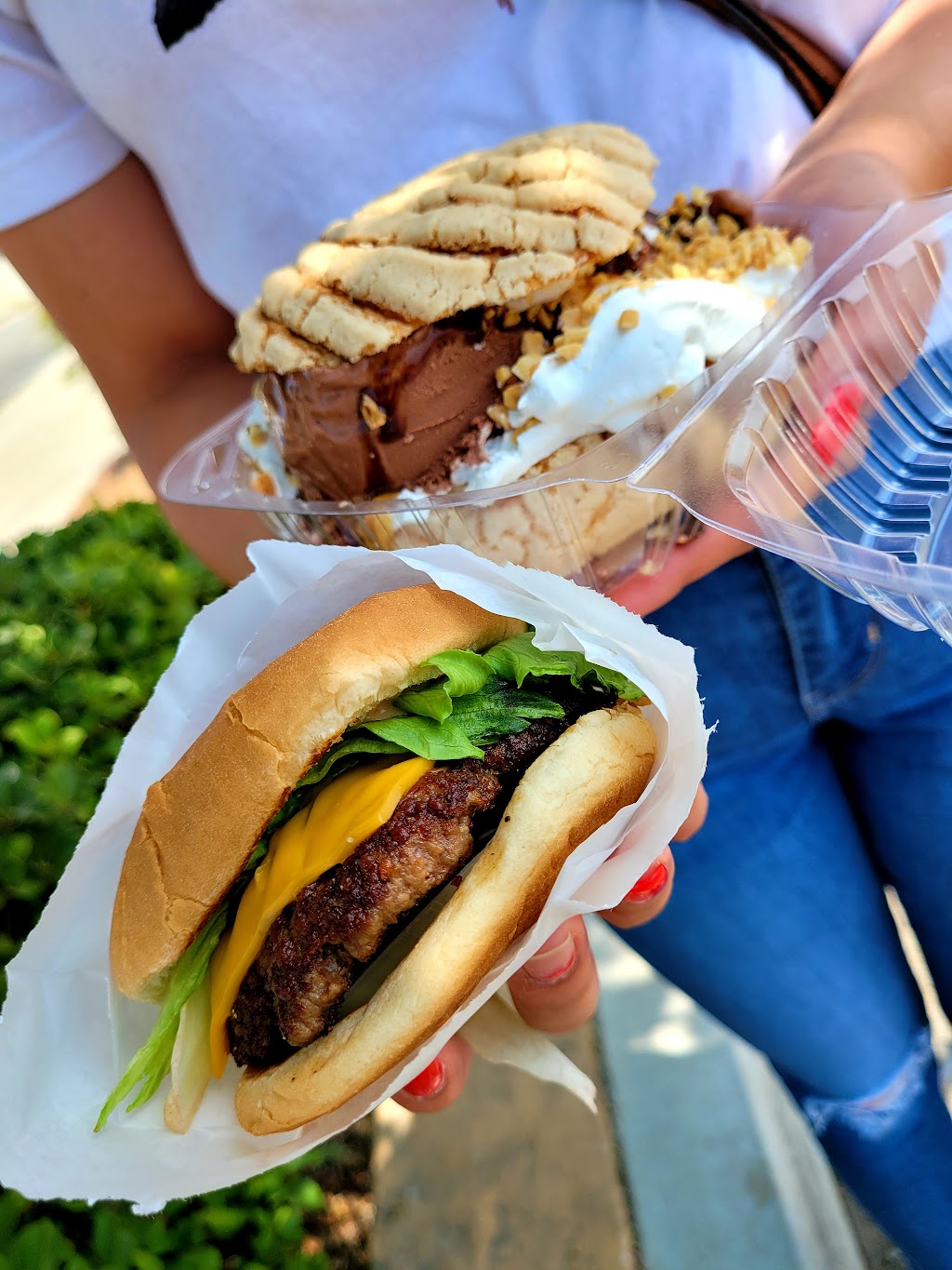 Charleys Burgers | restaurant | 16867 Arrow Blvd, Fontana, CA 92335, USA | 9094628710 OR +1 909-462-8710