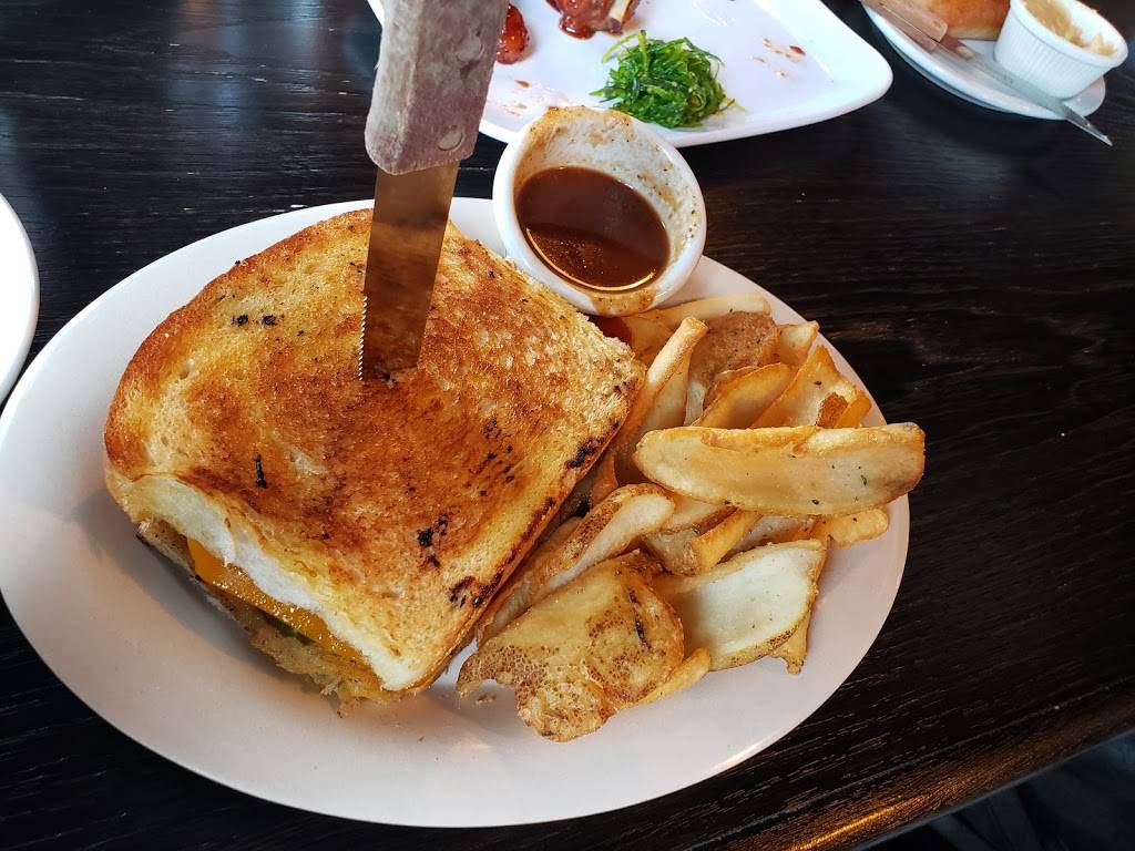 Beavers Pub | restaurant | 200 Center Ave, Bay City, MI 48708, USA | 9897783600 OR +1 989-778-3600