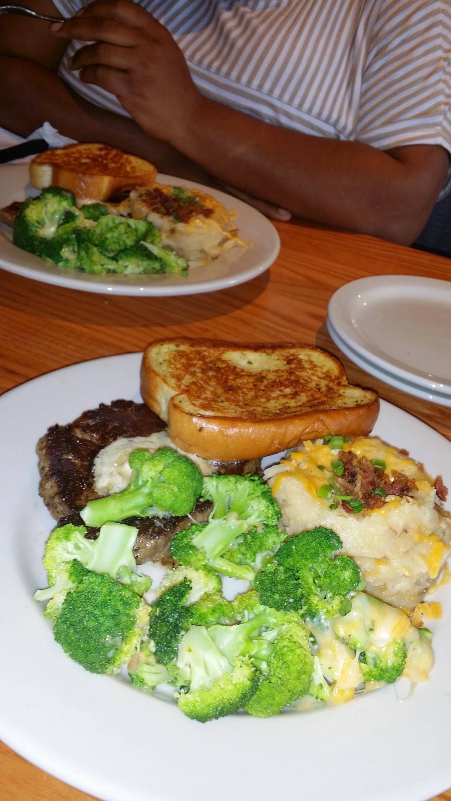 Chilis Grill & Bar | meal takeaway | 246 Casa Linda Plaza, Dallas, TX 75218, USA | 2143219485 OR +1 214-321-9485