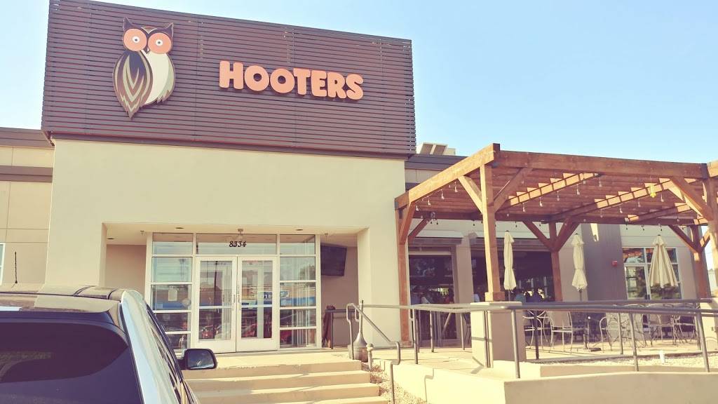 Hooters | restaurant | 8334 S Willow St, Lone Tree, CO 80124, USA | 3039964668 OR +1 303-996-4668