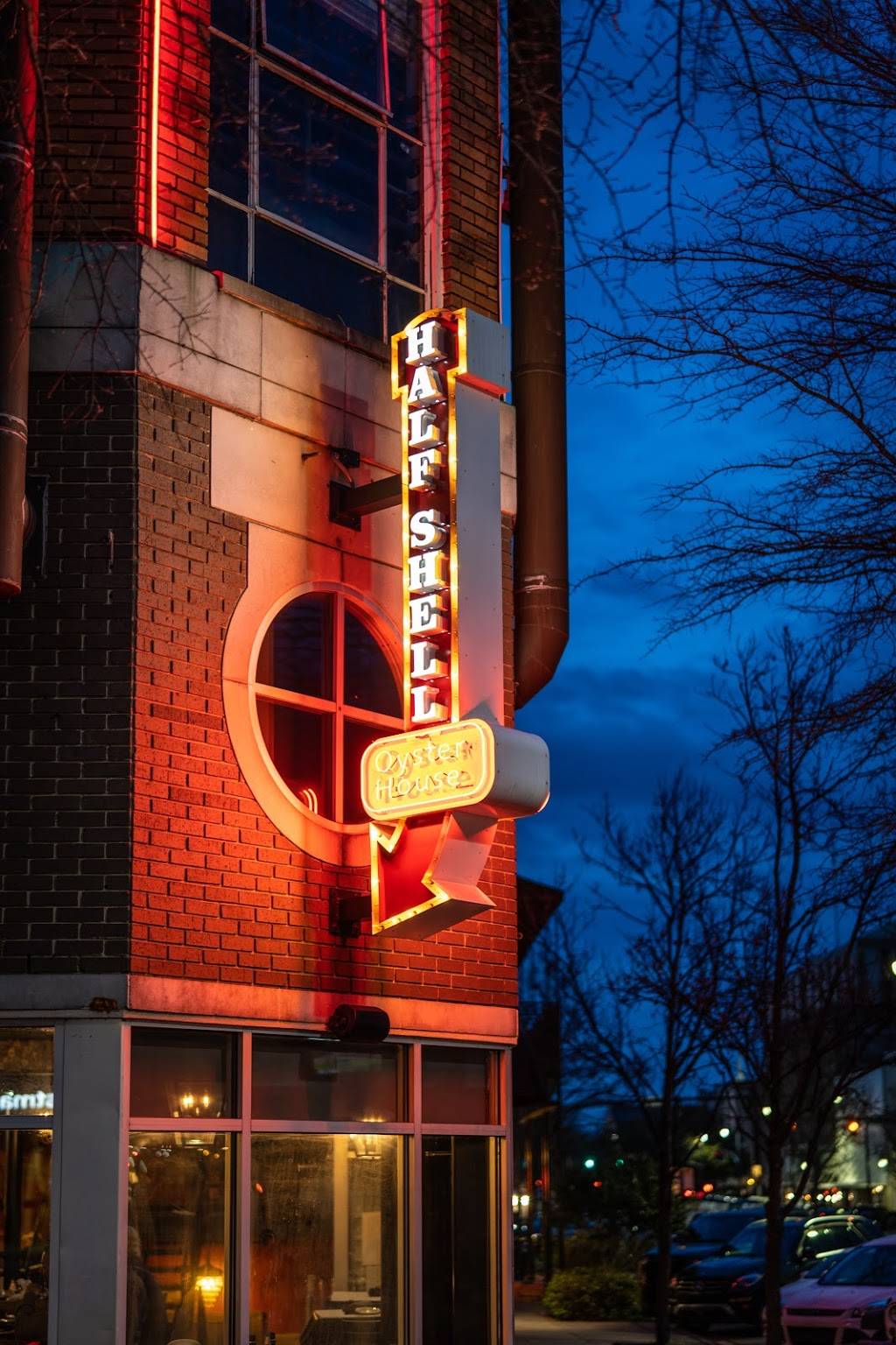 Half Shell Oyster House | restaurant | 2325 University Blvd, Tuscaloosa, AL 35401, USA | 2058607001 OR +1 205-860-7001