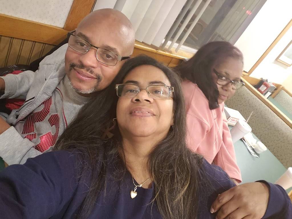 Golden Skillet | restaurant | 1301 E Memorial Dr, Ahoskie, NC 27910, USA | 2523325111 OR +1 252-332-5111