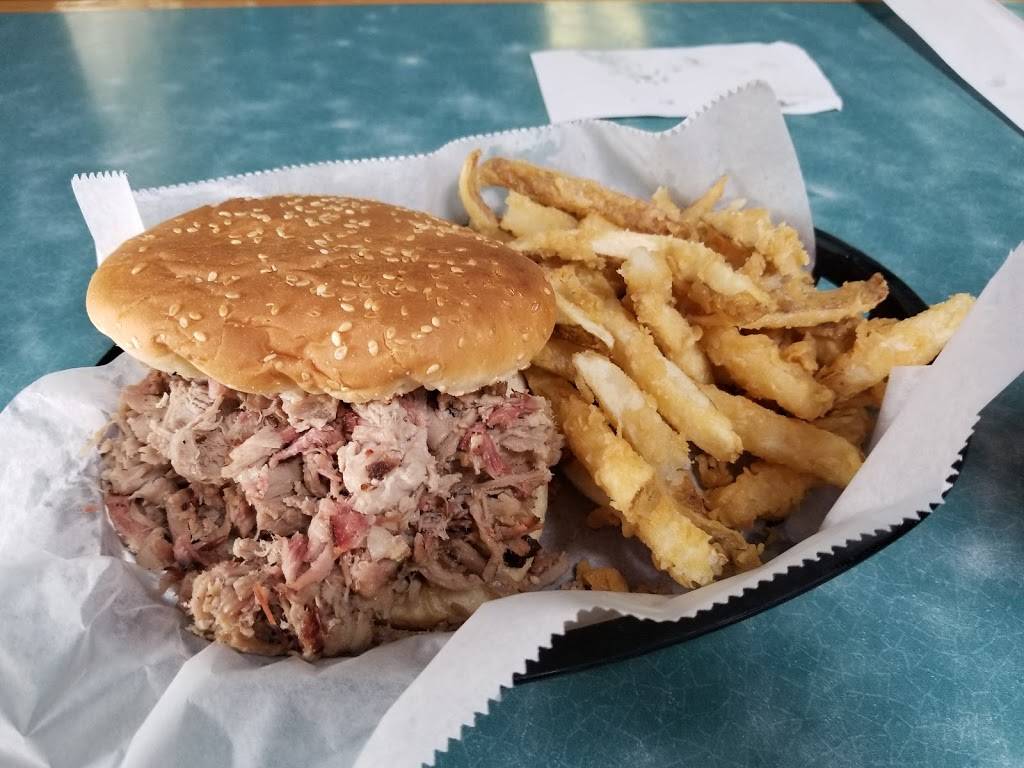 Twin Oaks BBQ | restaurant | 2618 Norwich St, Brunswick, GA 31520, USA | 9122653131 OR +1 912-265-3131