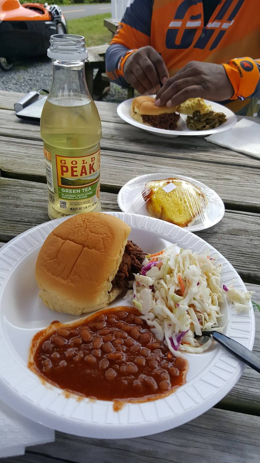 Carolina Brothers Pit Barbeque | restaurant | 20702 Ashburn Rd, Ashburn, VA 20147, USA | 7037297070 OR +1 703-729-7070