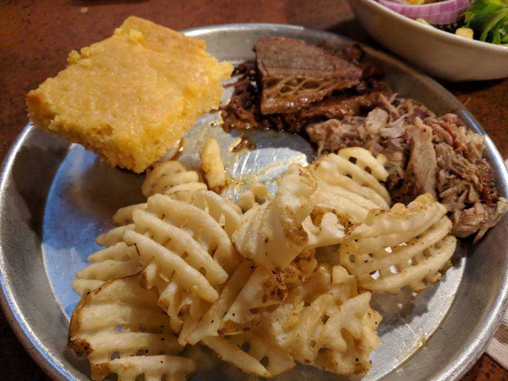 Bourbon Creek Smokehouse | restaurant | 411 1st St SE, Cedar Rapids, IA 52401, USA | 3197753174 OR +1 319-775-3174