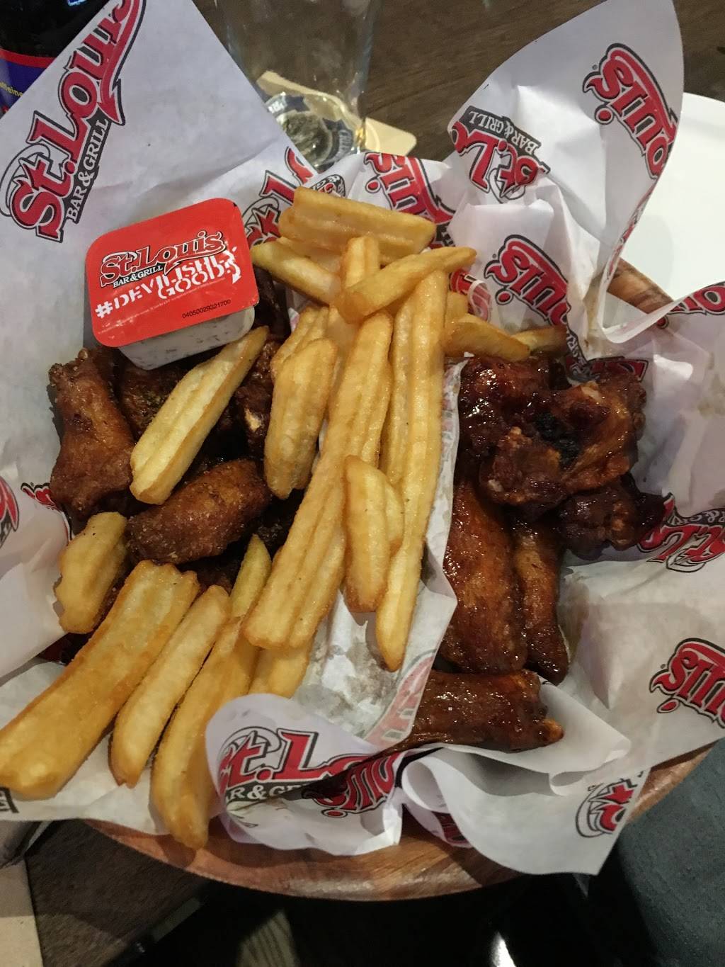 St. Louis Bar & Grill | restaurant | 444 Hollandview Trail Unit B7, Aurora, ON L4G 7Z9, Canada | 9058414445 OR +1 905-841-4445