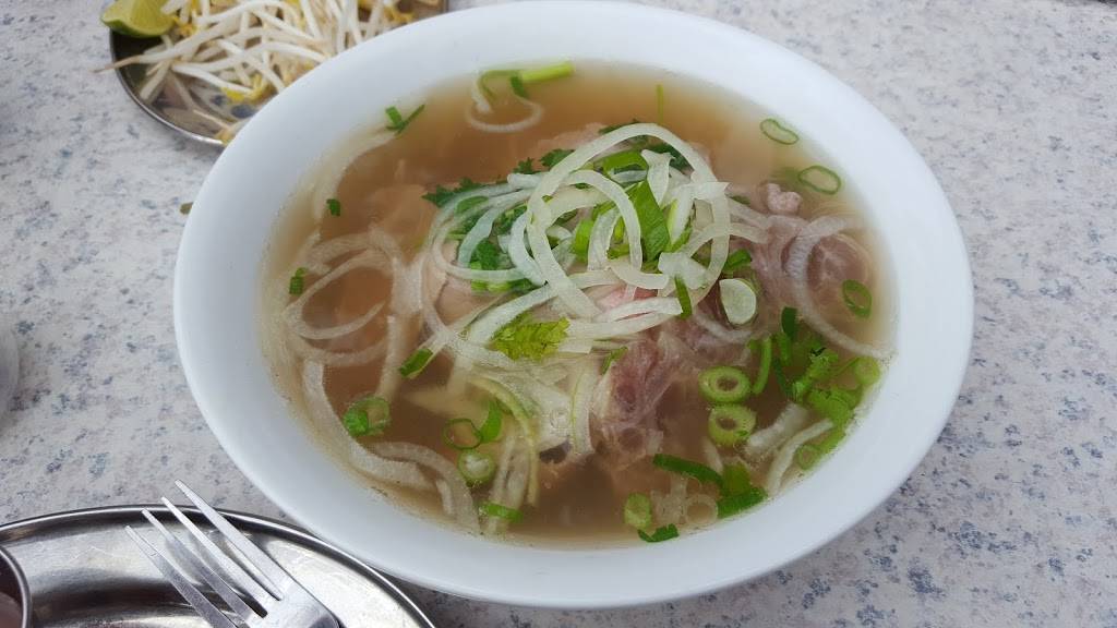 Pho Lien | restaurant | 5703B Chemin de la Côte-des-Neiges, Montréal, QC H3S 1Y7, Canada | 5147356949 OR +1 514-735-6949
