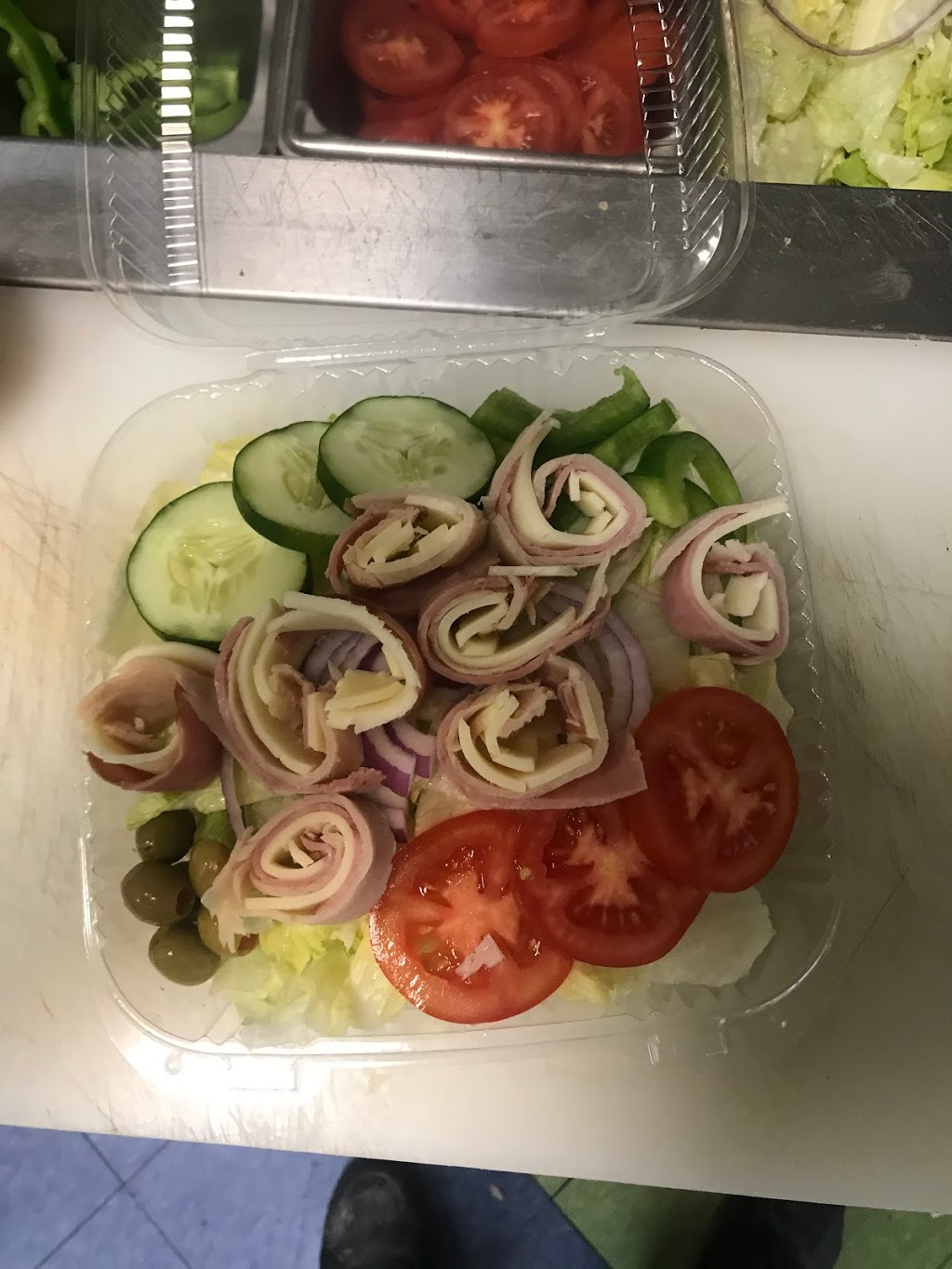 New Yorker Pizza | restaurant | 828 S King St, Leesburg, VA 20175, USA | 7037776985 OR +1 703-777-6985